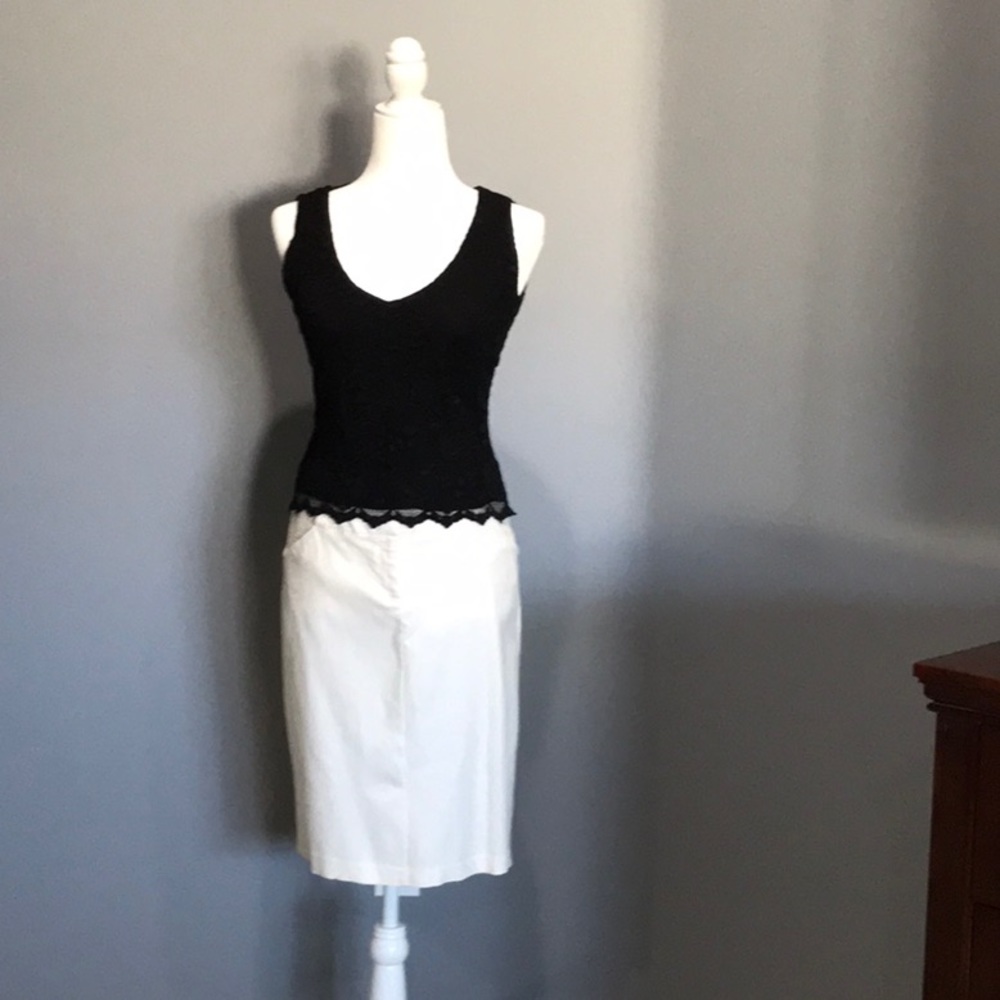 Scallop edge sleeveless top.